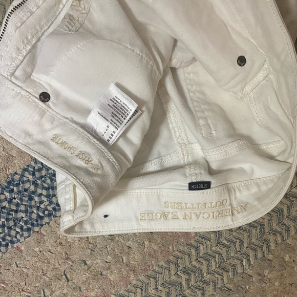 American eagle white ripped jean hi-rise shorts, size 6 stretch - Picture 5 of 5